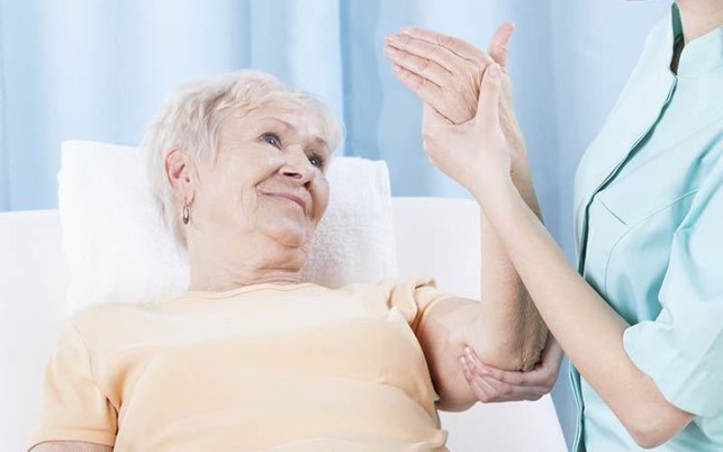 Dịch vụ giúp việc chăm bệnh nhân tại nhà & bệnh viện tận tâm