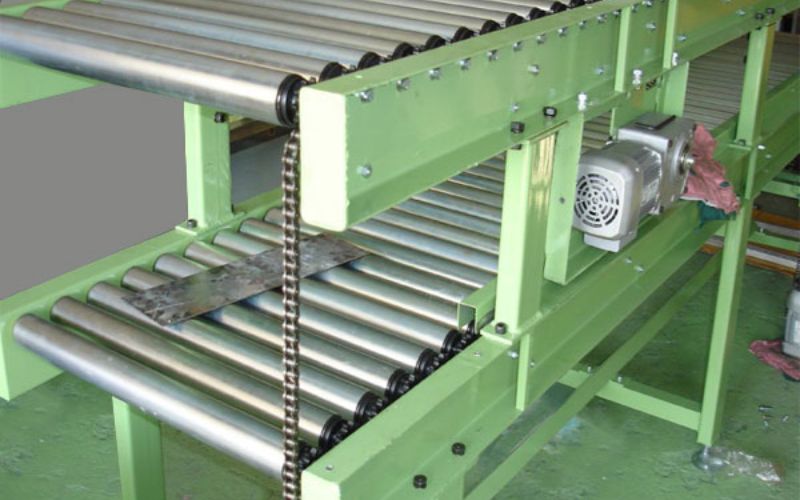 Băng tải con lăn xích là gì?