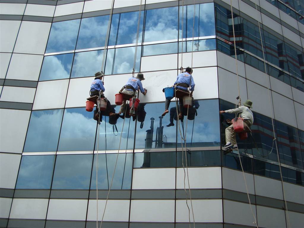 Quy Trình Lau Kính Nhà Cao Tầng Chuẩn Kỹ Thuật
