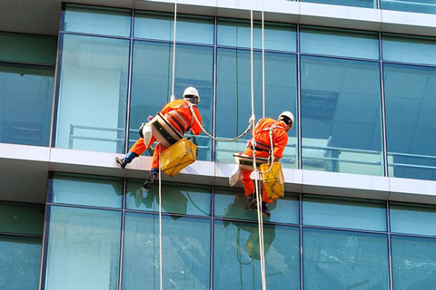 Cách Chọn Đội Ngũ Lau Kính Nhà Cao Tầng Uy Tín