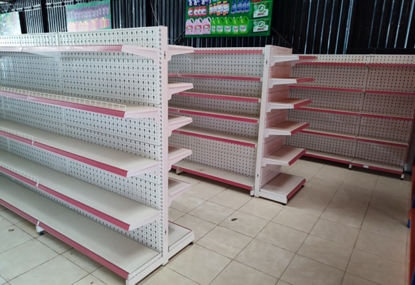 Kệ sắt để hàng thanh lý