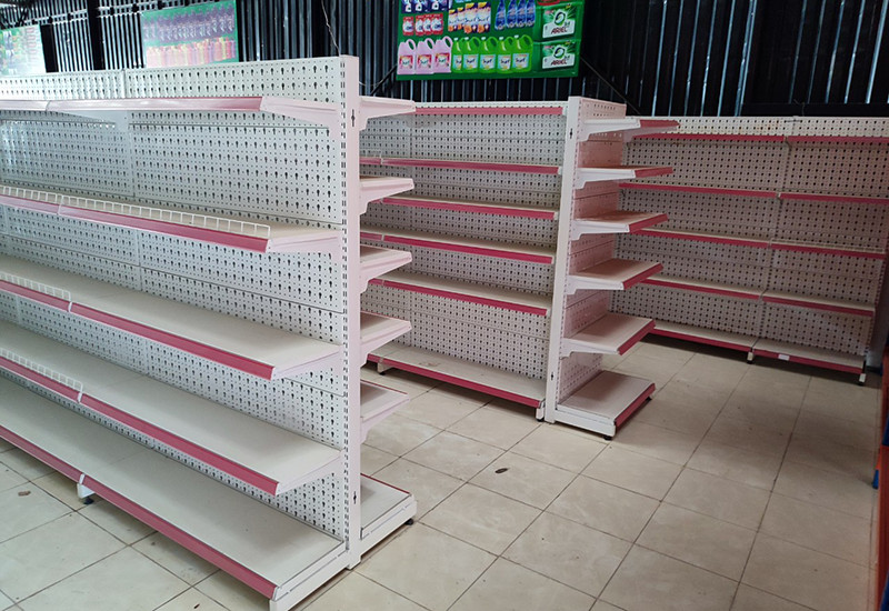 Kệ sắt để hàng thanh lý