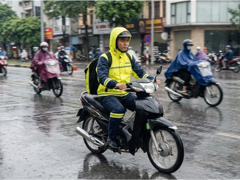 Quần áo mưa sử dụng khi làm việc ngoài trời